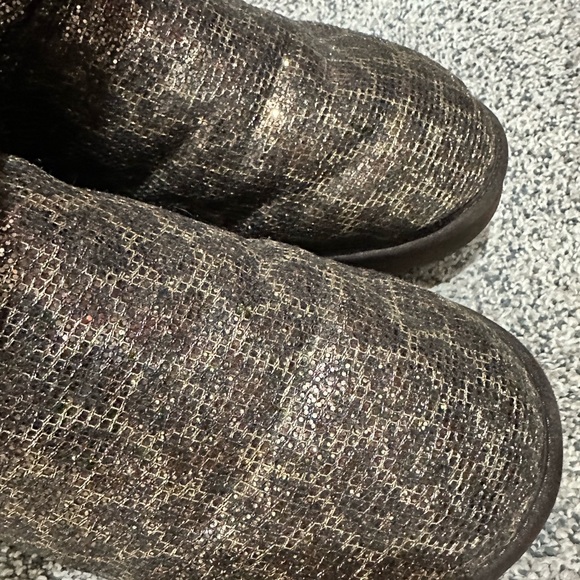 UGG Australia Womans Bronze Bailey Bow Glitter Leopard Sheepskin Boots size 9 LN - Picture 3 of 5